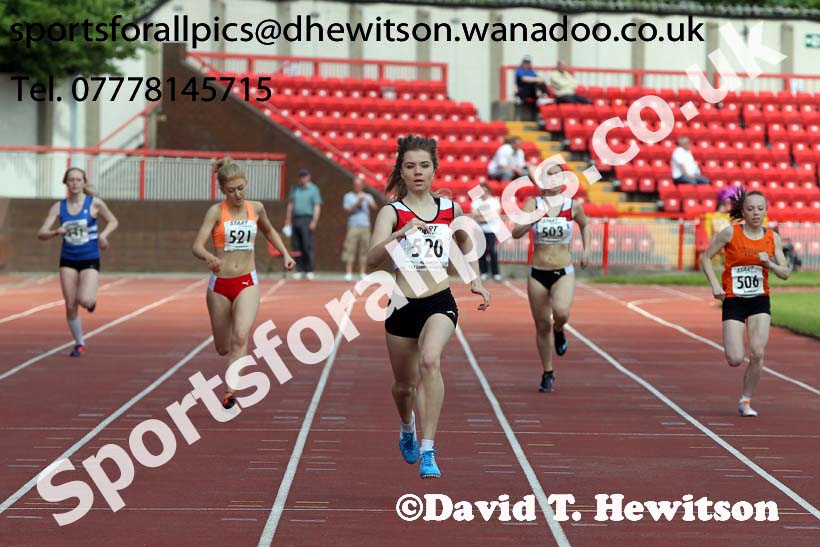 Under-15 girls 300 metres at the North Eastern Championships, Gateshead International Stadium.  Photos: David T. Hewitson/Sports for All Pics